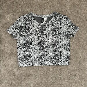 H&M Divided Textured Snake Print boxy crop top women’s size M